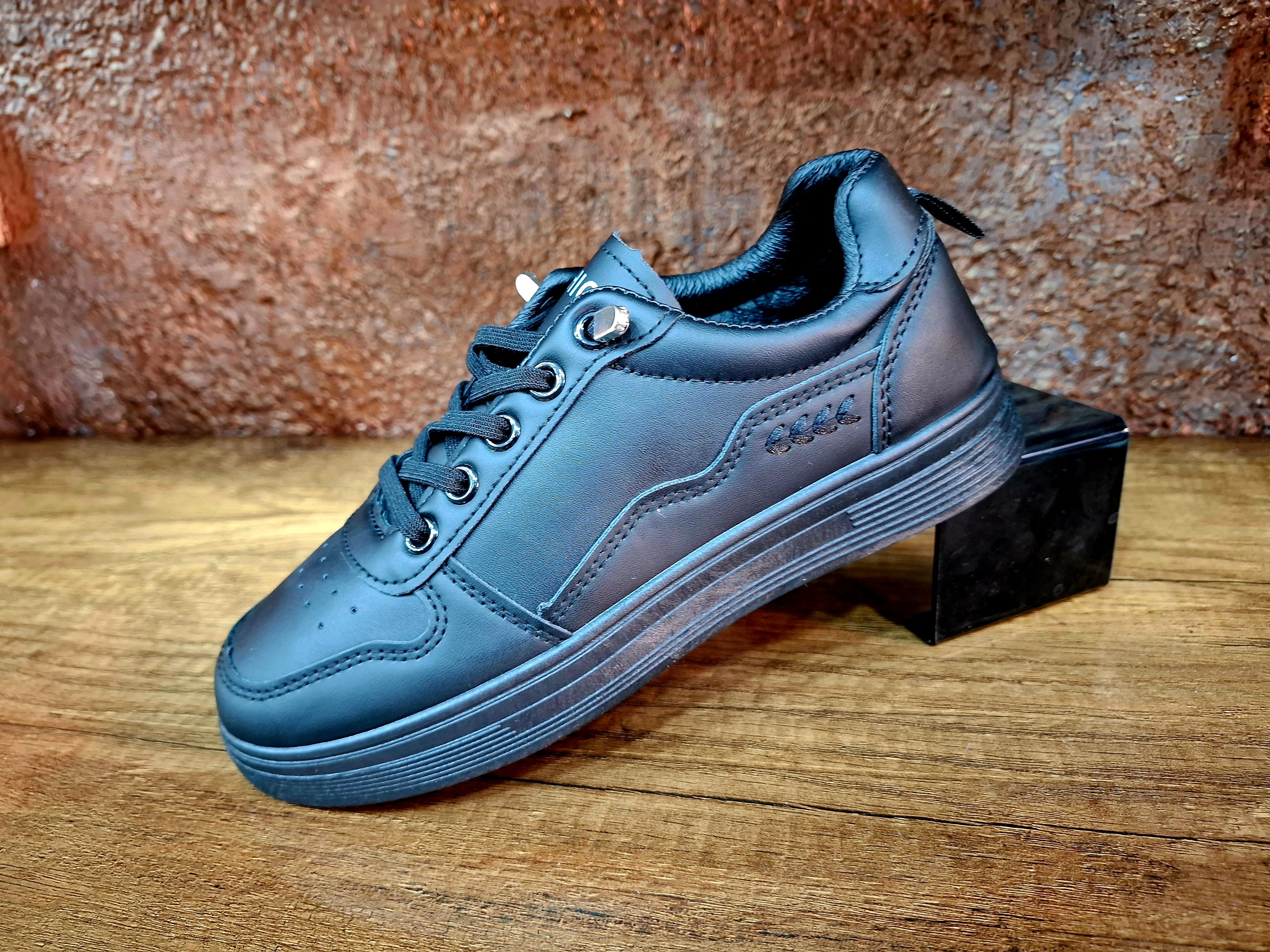 Basket noire simple pour tout les styles