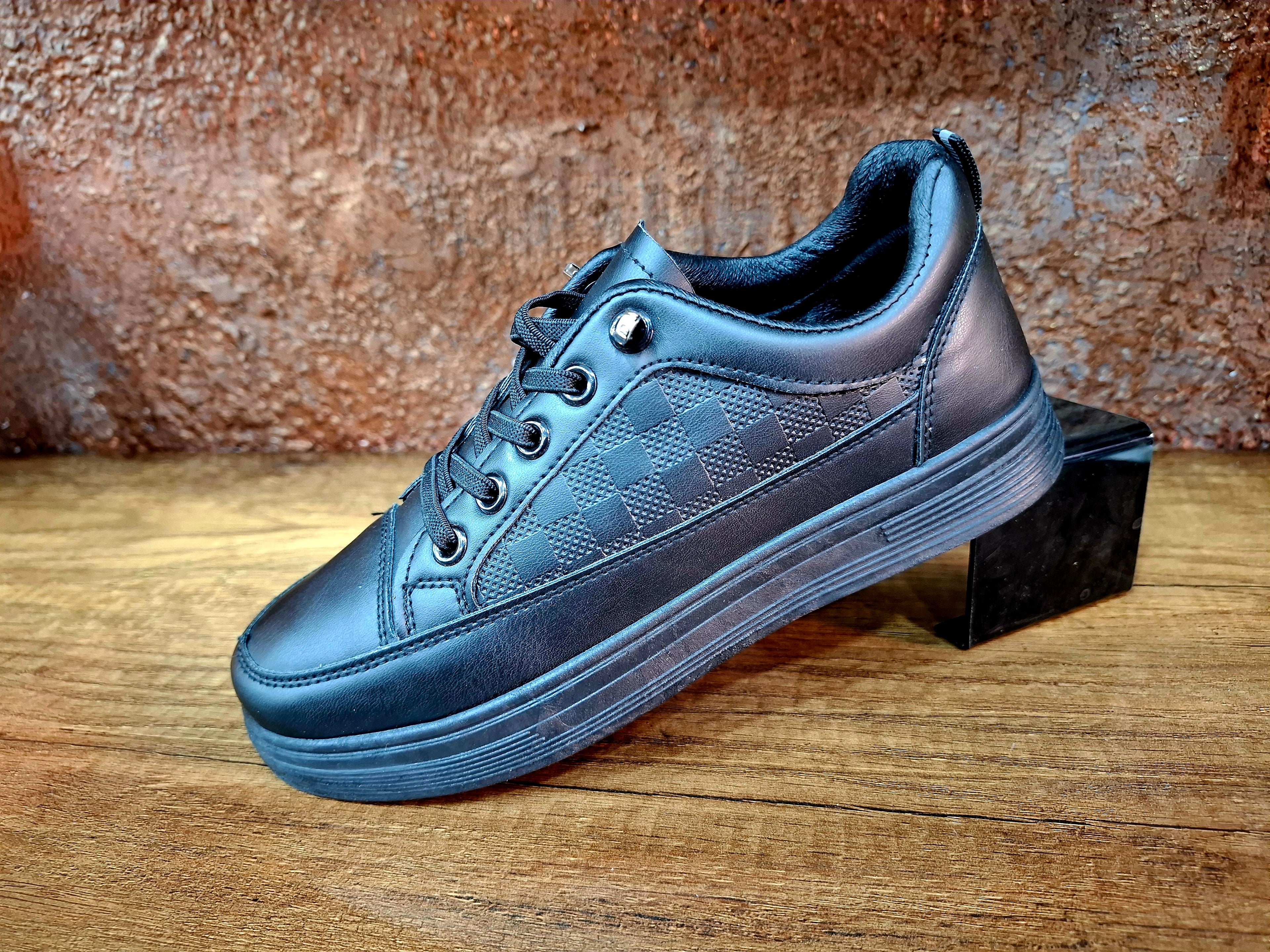 Basket noire simple pour tout les styles