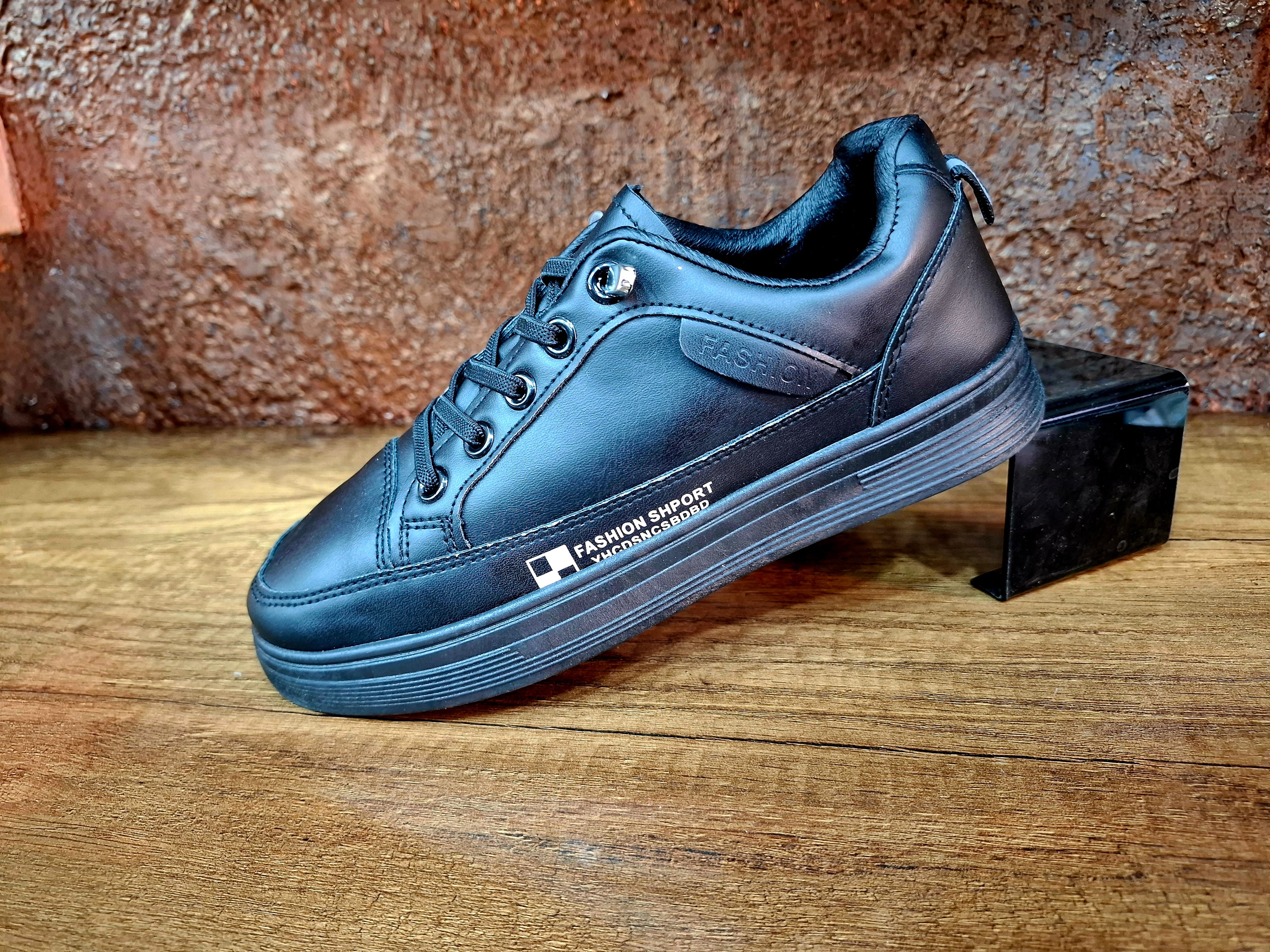 Basket noire simple pour tout les styles